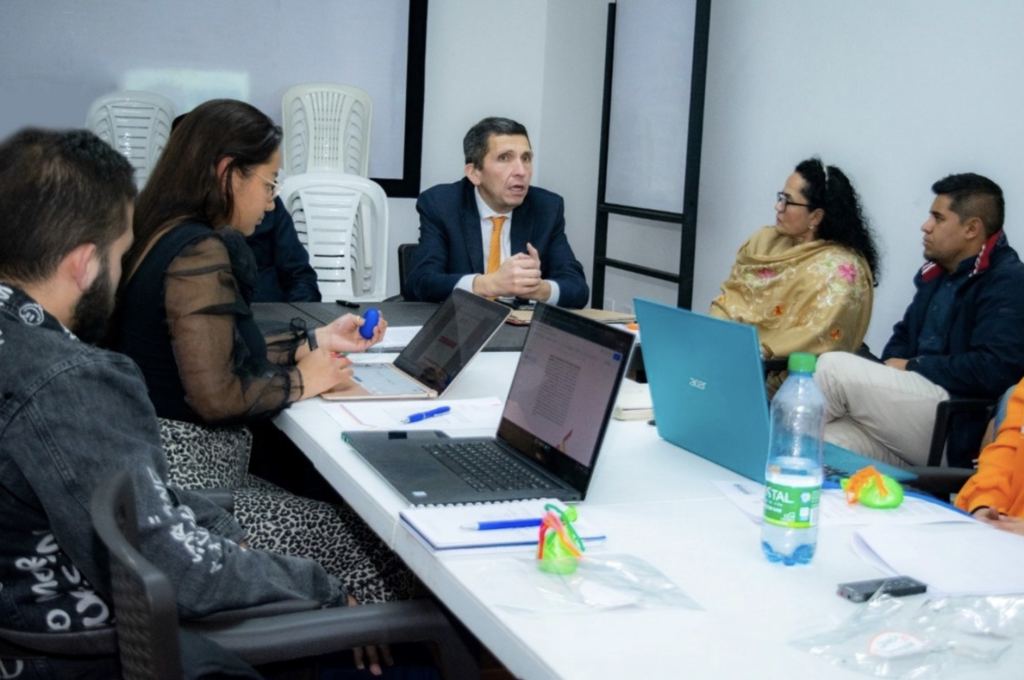 Alcalde de Chía en mesa de trabajo con jóvenes.