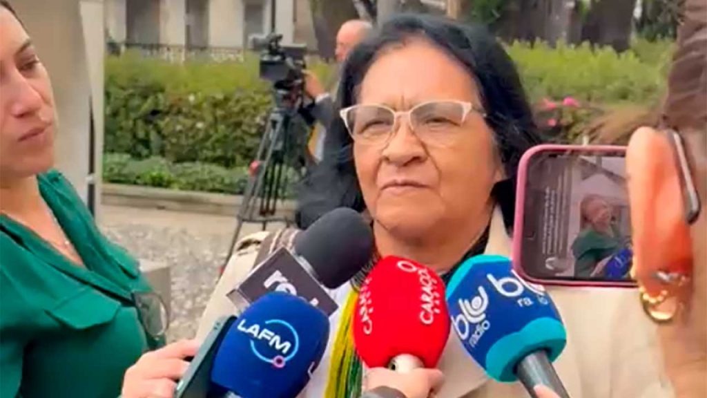 Foto de Leonor Zalabria en rueda de prensa.