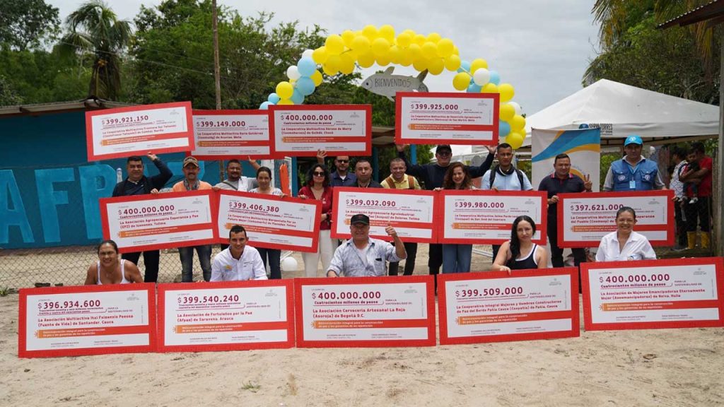 Personas con pancartas arriba que tiene los valores de ayudas.