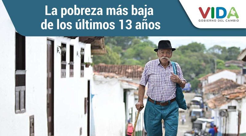 Adulto mayor caminando por una calle solo.