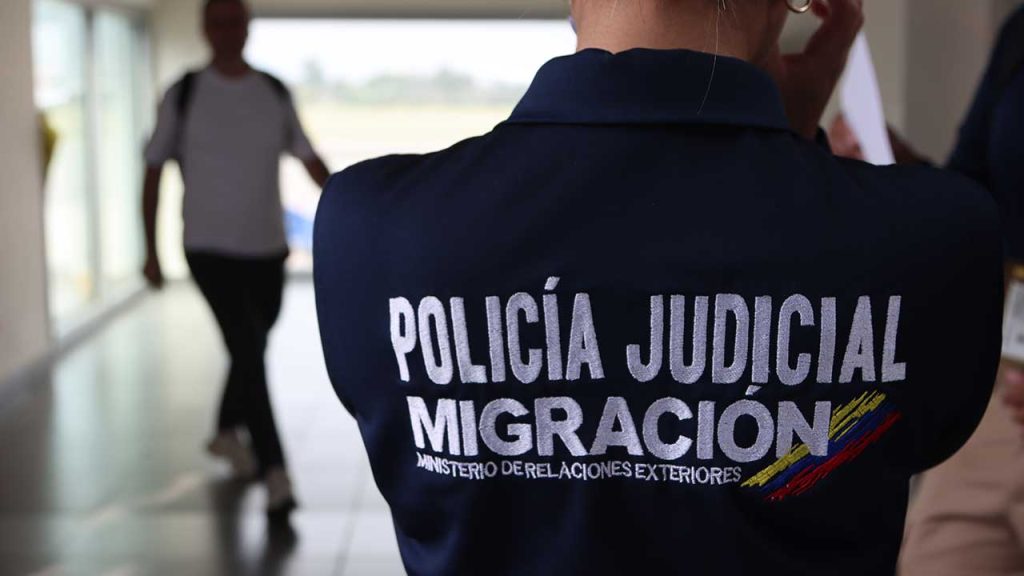 Policía migratoria