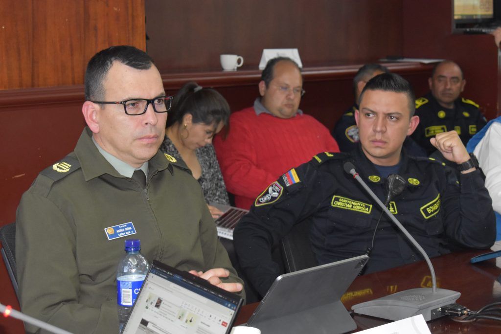 Comandante de la Policía y equipo de trabajo en reunión con el Gobernador.
