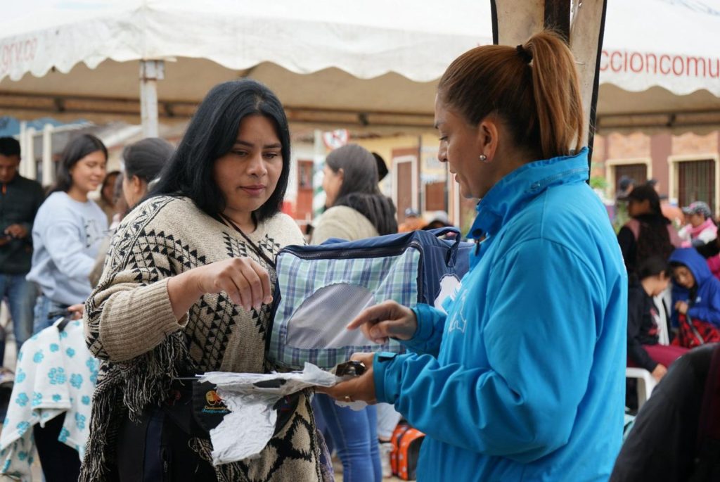 Dos mujeres que revisan listas en una tabla.
