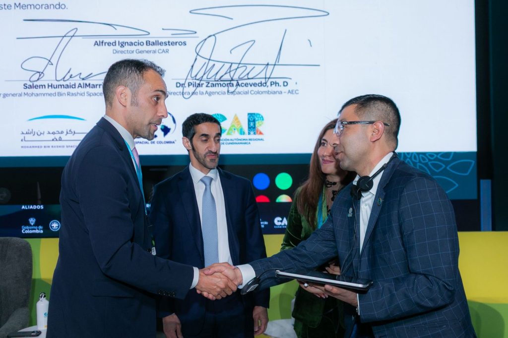 Director de la CAR da la mano a un representante internacional de medio ambiente.