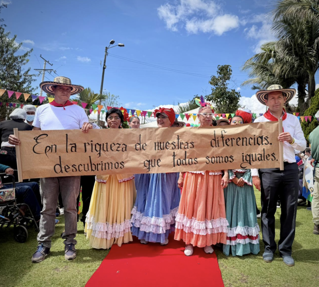 Grupo de personas con discapacidad disfrazadas de artistas campesinos.