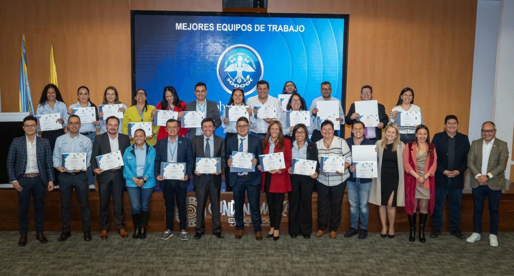 Grupo de personas en la Gobernación reciben un premio