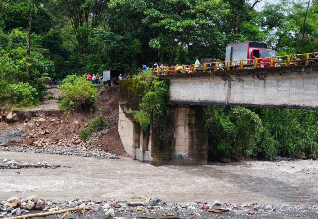 Imagen de agua subiendo de caudal los ríos.