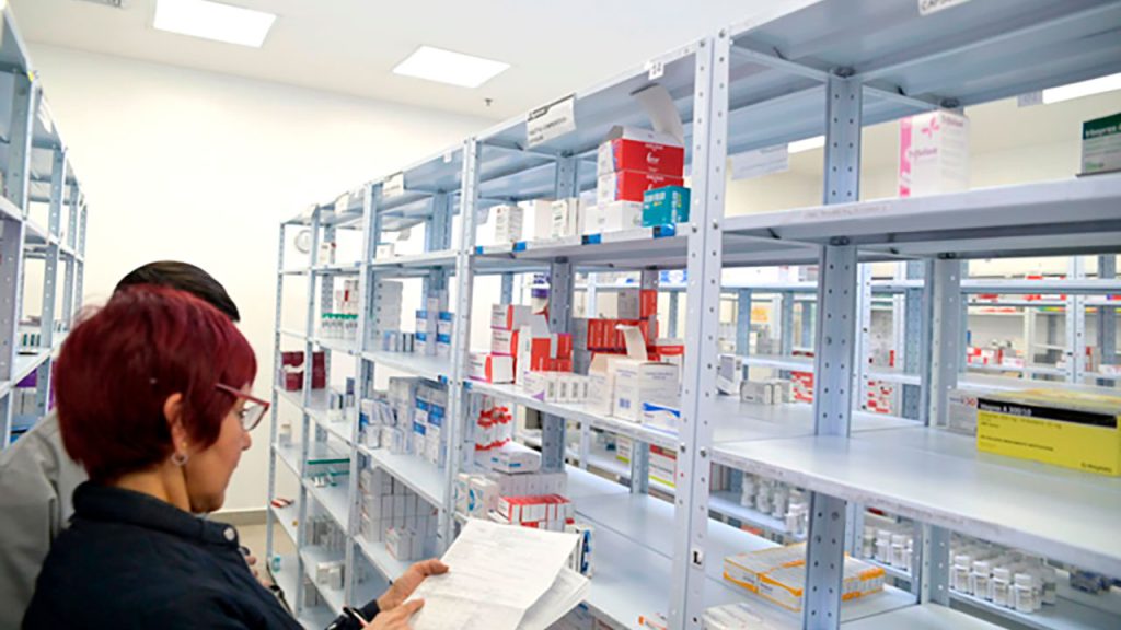 Imagen de farmaceuta contando medicamentos.