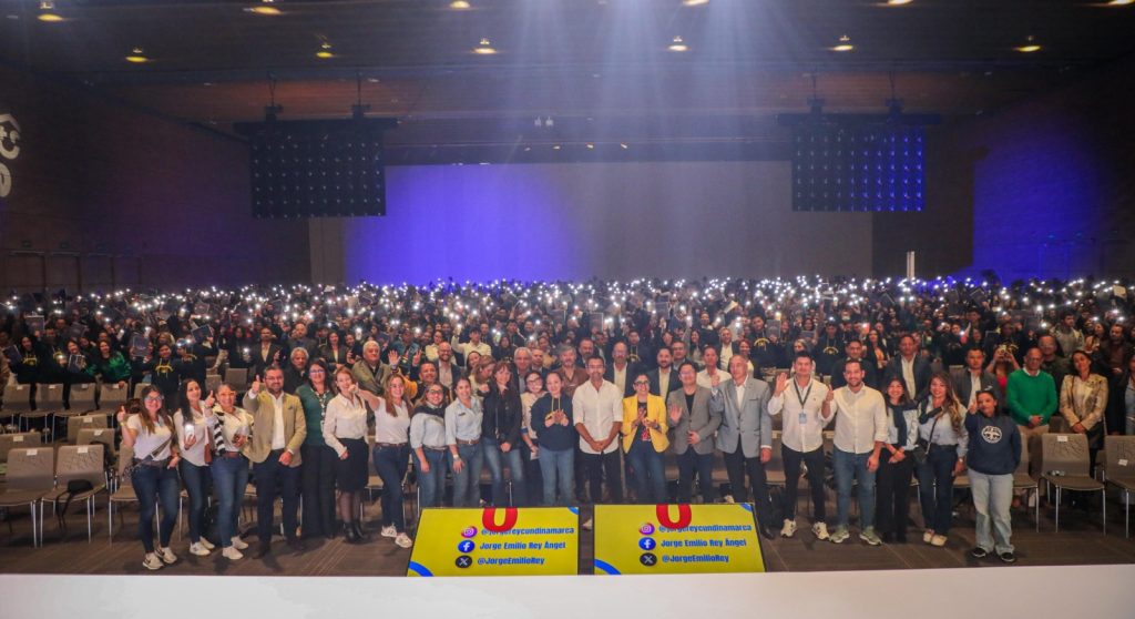 Equipo de la Gobernación con grupo de más de cien integrantes de las Universidades.