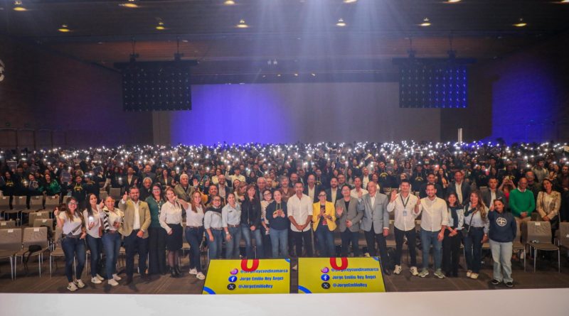 Equipo de la Gobernación con grupo de más de cien integrantes de las Universidades.