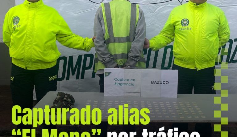 Policía mostrando a un capturado.