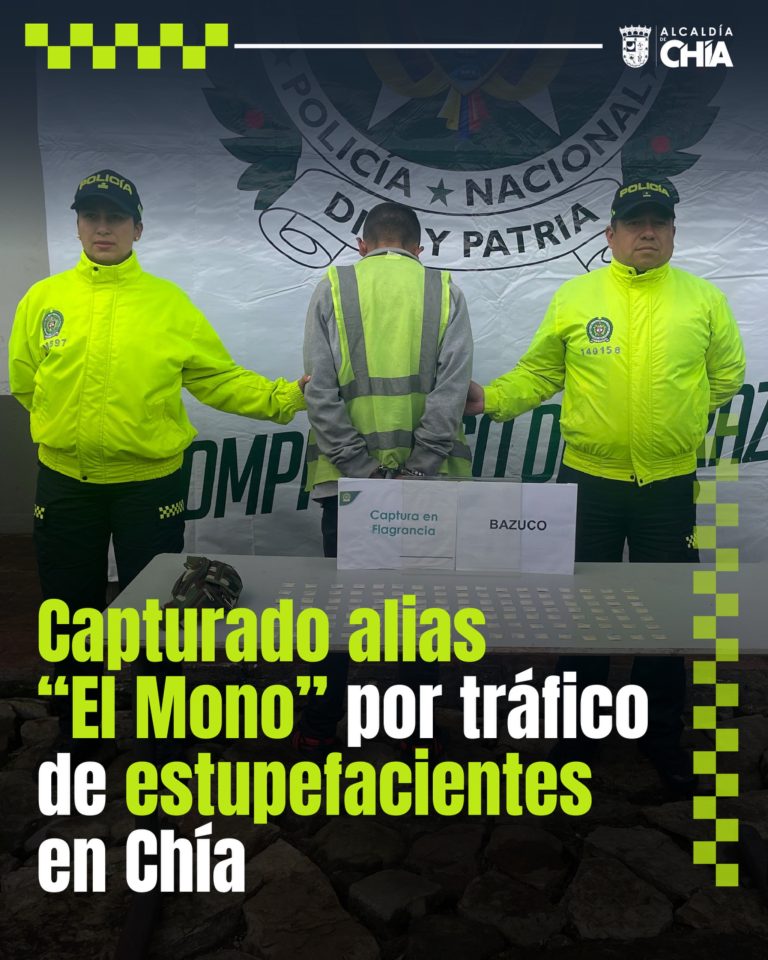 Policía mostrando a un capturado.