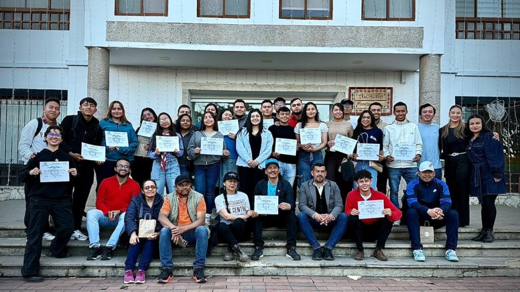 Grupo de jóvenes elegidos posando en la entrada de la alcaldía de Chía.
