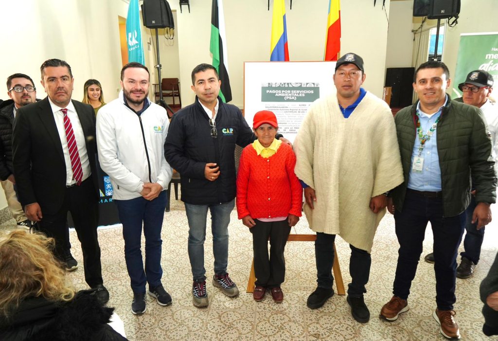 Grupo de campesinos con funcionarios de la CAR