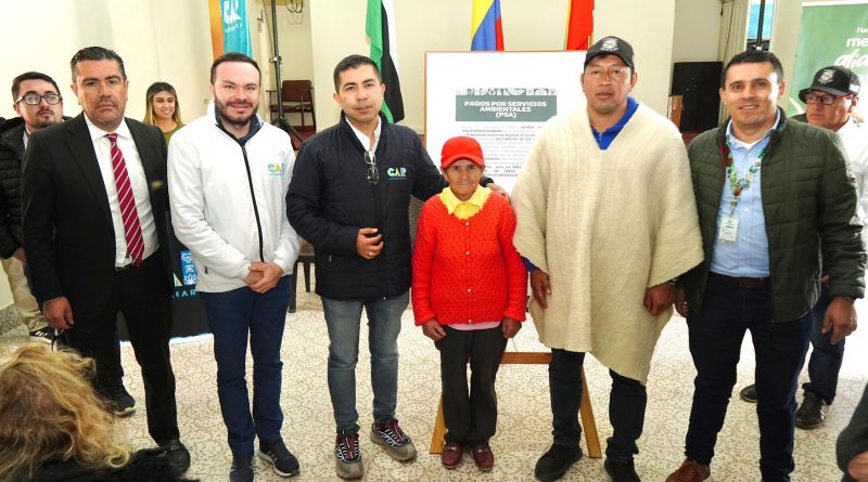 Grupo de campesinos con funcionarios de la CAR