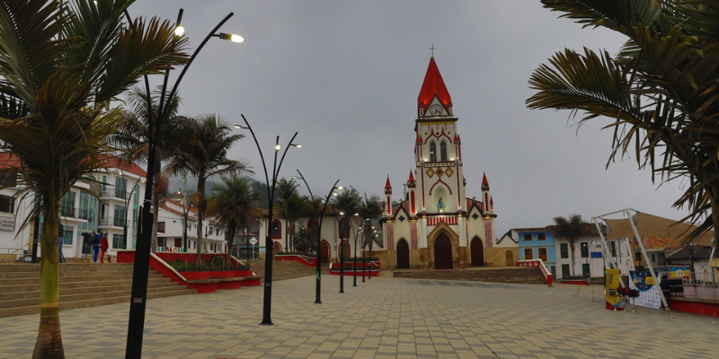 La iniciativa, que busca garantizar condiciones dignas y seguras de vivienda, beneficiará a 13 familias que perdieron sus hogares o se encuentran en zonas de alto riesgo.