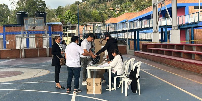 jóvenes participando en votaciones.