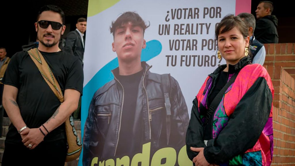 Grupo de jóvenes participantes en las votaciones juveniles en Colombia.