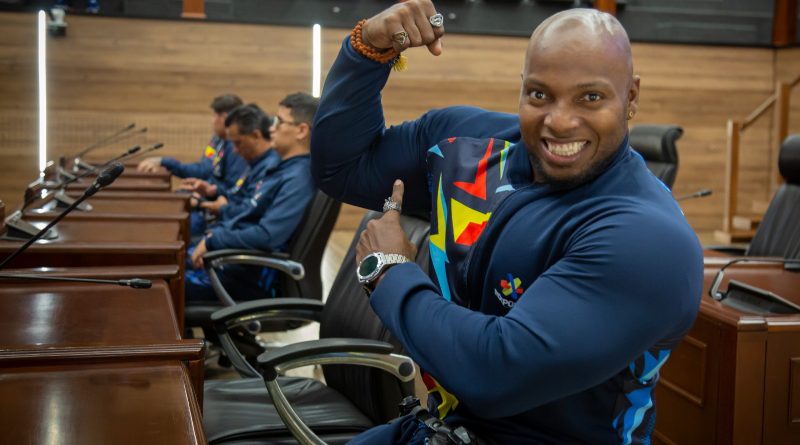 Deportista de pesas en silla de ruedas.