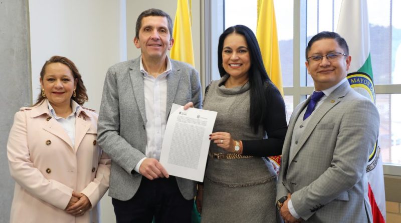 Alcalde de Chía, con secretaria de educación.