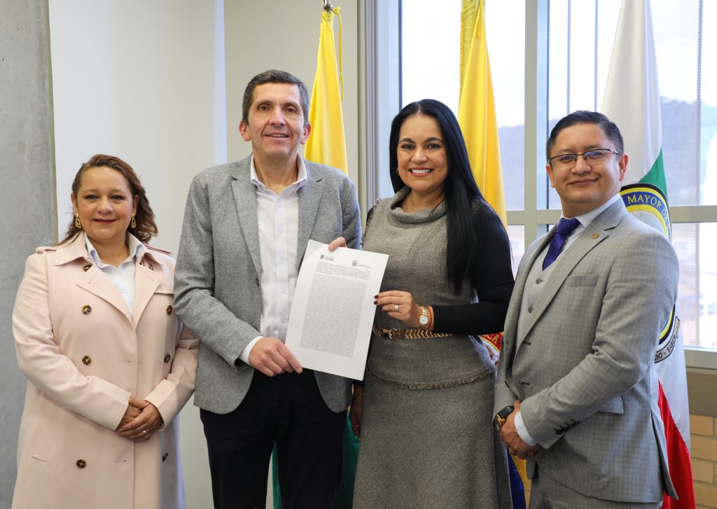 Alcalde de Chía, con secretaria de educación.