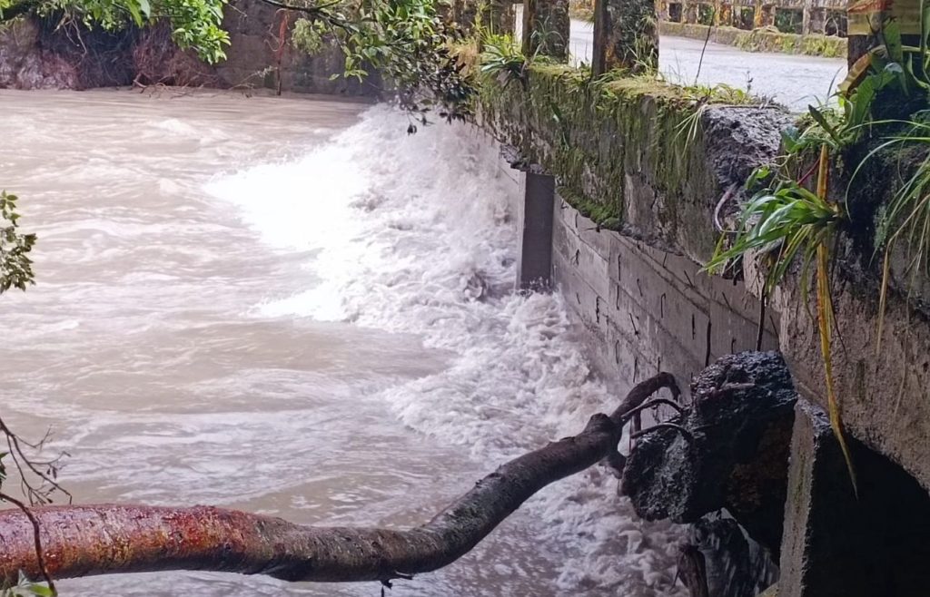Imagen de agua en las calles.