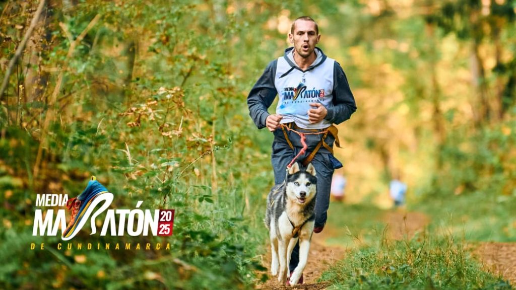 Hombre corriendo con un perro en un camino destapado