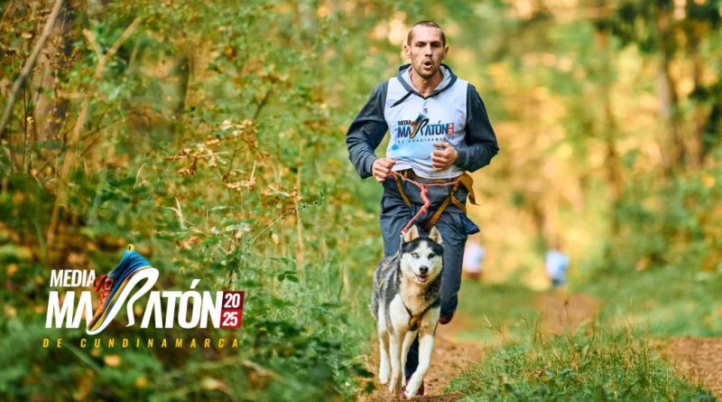 Hombre corriendo con un perro en un camino destapado