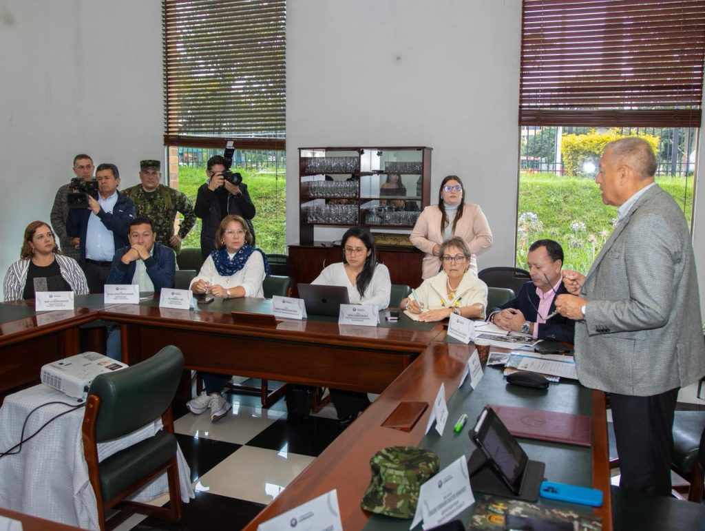 Alcalde de Río negro en mesa de trabajo con equipo de seguridad.