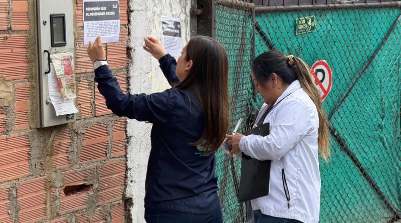 Funcionarias de la CAR suspende actividades de relleno en predio de Zipaquirá.