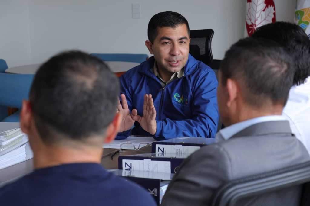 Gerente Ballesteros en reunión.