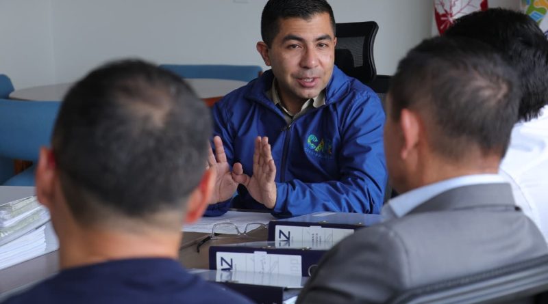 Gerente Ballesteros en reunión.