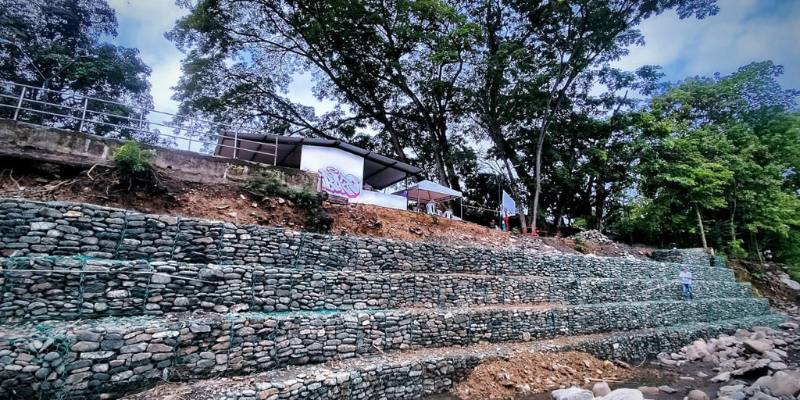 Contención de agua en Río Negro Cundinamarca.