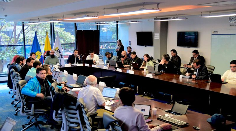 Equipo de trabajo de presidencia en mesa técnica con expertos climáticos.