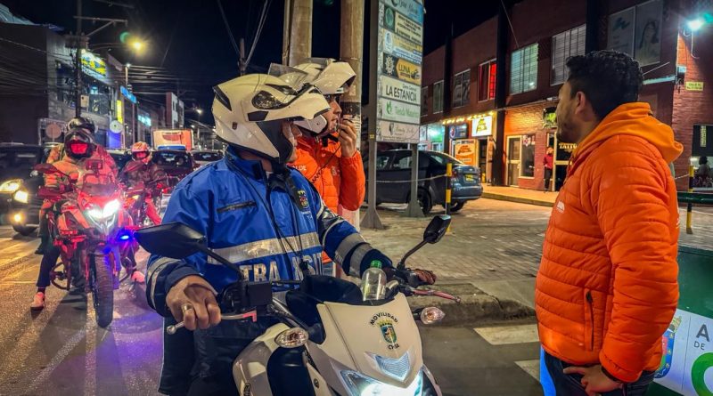 Alcalde de Chía motorizado vigilando las calles de Chía.
