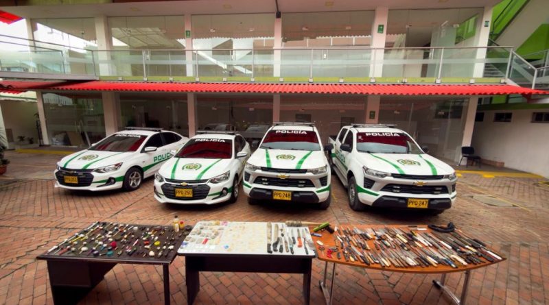 Imagen de incautación de todo tipo de drogas expuestas en una mesa.