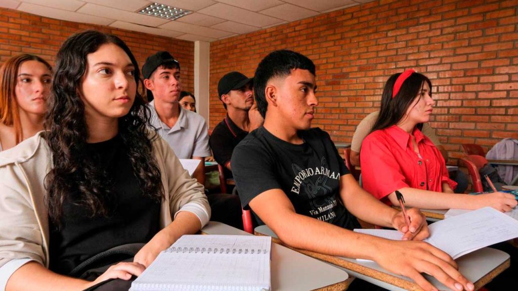 Jóvenes en Clase de la U