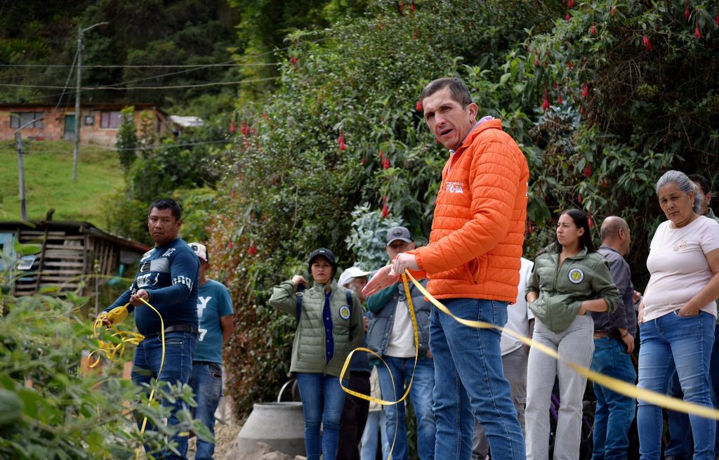 El alcalde Leonardo Donoso en una visita al sector de Pueblo Nuevo aseguró la financiación adicional de un tramo faltante de la placa huella que conecta esa zona con la Iglesia La Valvanera, así como la instalación de reductores, y un muro de contención.