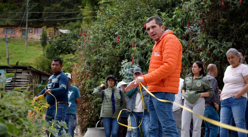El alcalde Leonardo Donoso en una visita al sector de Pueblo Nuevo aseguró la financiación adicional de un tramo faltante de la placa huella que conecta esa zona con la Iglesia La Valvanera, así como la instalación de reductores, y un muro de contención.