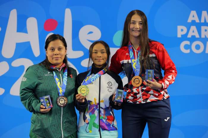 Tres deportistas mujeres en fotos.