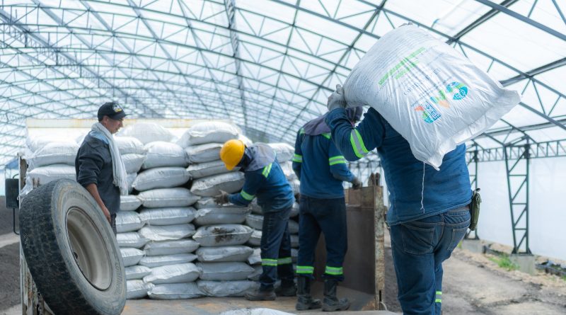 Gente entregando fertilizantes.