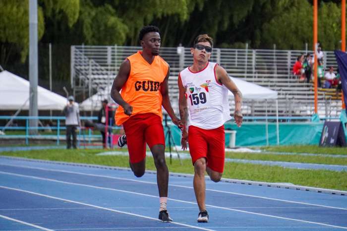 Dos atletas paralímpicos de atletismo.