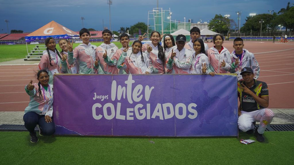 Grupo de indígenas en intercolegiados.