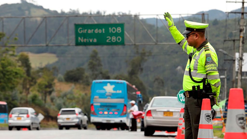Policía dando vía en diferentes vías del País.