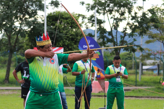 Indígena participando en actividad deportiva