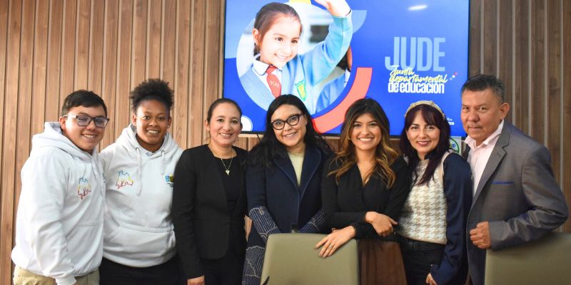 Grupo de educadores y representantes de educación