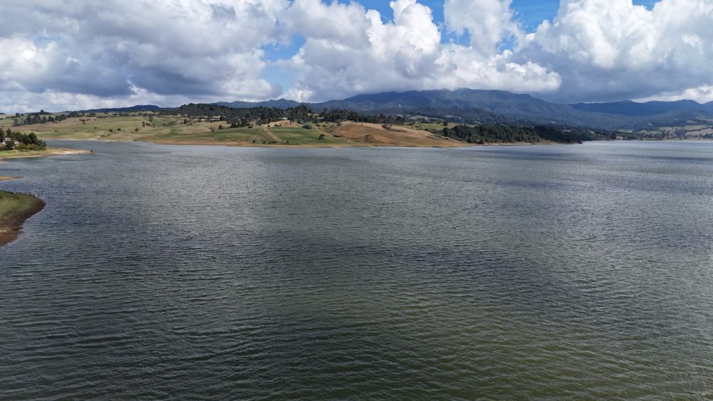 Imagen de la represa del Sisga en su máximo tope de agua.