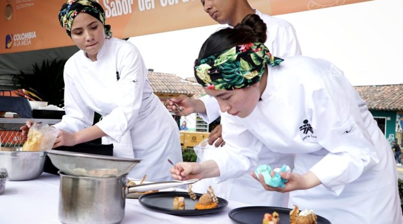 Cocineros compitiendo por montar el mejor plato tradicional.
