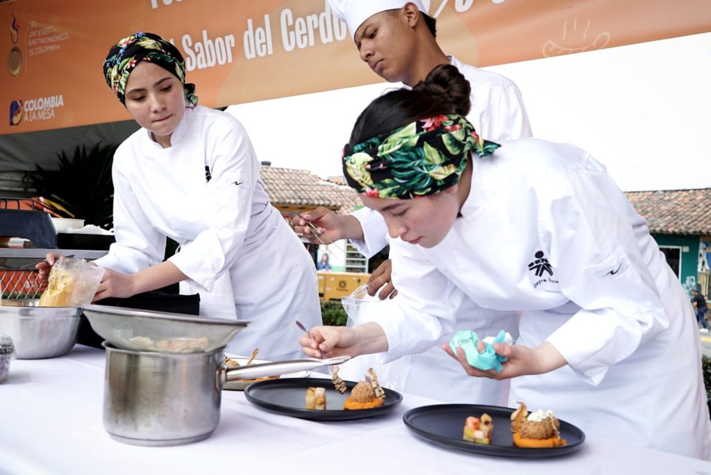 Cocineros compitiendo por montar el mejor plato tradicional.