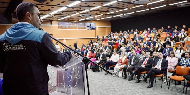Gibernador presentando en público el libro: Análisis de la función pública